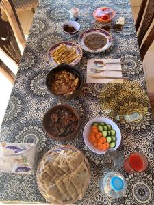 卢克索Tasneem Palace的一张桌子,上面放着各种食物