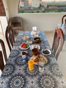 卢克索Tasneem Palace的一张蓝色和白色的桌子,上面有食物和饮料