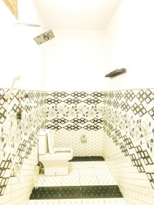 阿鲁甘湾Lucky Bay的一间带卫生间和瓷砖墙的浴室