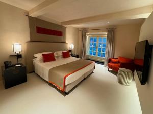 热那亚Hotel Palazzo Durazzo Suites的一间卧室设有一张大床和一个窗户。