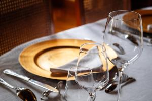 托朗格利耶尔托朗格城堡酒店的一张桌子,上面放有盘子和两杯酒杯