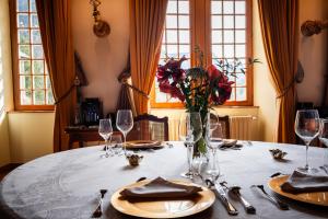 托朗格利耶尔托朗格城堡酒店的花瓶和酒杯的桌子