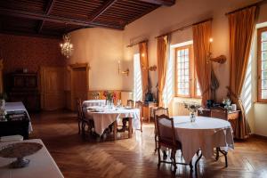 托朗格利耶尔托朗格城堡酒店的用餐室设有桌椅和窗户。