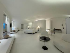 热那亚Hotel Palazzo Durazzo Suites的白色的客厅配有沙发和1张床