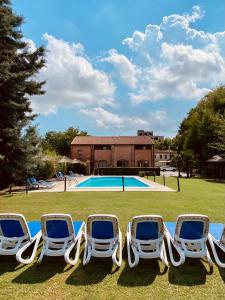 米拉伊斯奥拉迪卡浦拉酒店的一组草坪椅和一个游泳池