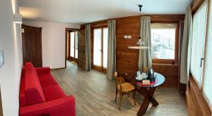 尚波吕克lo Miete di Nonni的客厅配有红色的沙发和桌子