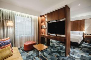 香港香港逸东酒店的配有一张床和一台平面电视的酒店客房