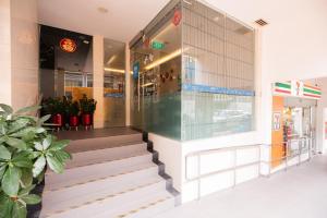 新加坡ibis budget Singapore Clarke Quay的大楼前有楼梯的商店