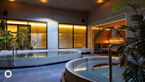 雷克雅未克Grandi by Center Hotels的中间设有热水浴池的建筑