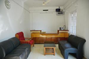 钦纳卡纳Classiyo Green Mount Resort的客厅配有沙发和桌子