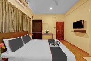 班加罗尔Super OYO Manyata Stay-In的一间卧室配有一张大床和电视