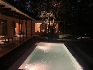 加尔加Saraca Resort & Spa Corbett的后院的夜晚水池