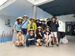 岘港Luxury Beach Villa Da Nang的一群戴帽子的儿童,摆出一张照片