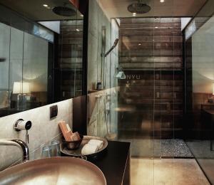 三亚三亚安隅酒店的一间带水槽和淋浴的浴室