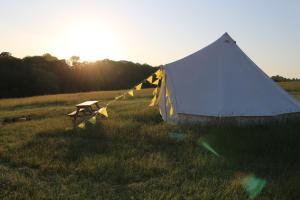 BuckinghamshirePenn Meadow Farm的田野上的帐篷和野餐桌