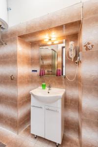 茨雷斯Guesthouse Romana的浴室设有白色水槽和镜子