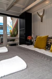 雷克雅未克Vintage Hotel的一间卧室配有两张带黄色枕头的床