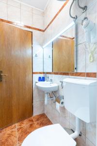 茨雷斯Guesthouse Romana的浴室设有卫生间水槽和镜子