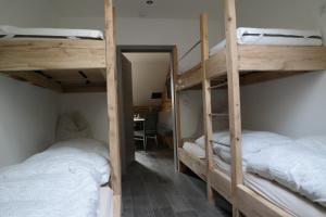 马瑟尔贝格Ferienwohnung Werraquell Hütte的配有书桌的客房内的两张双层床