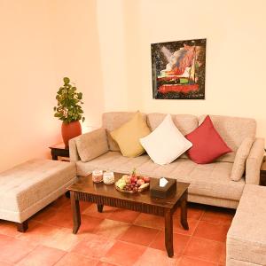 波尔沃林Otium Goa Resort by The Oterra的客厅配有沙发和桌子