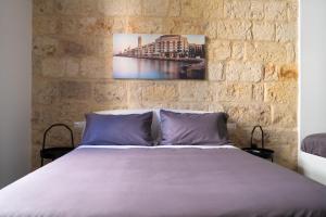 巴里Pane e Pomodoro的一间卧室设有一张床和砖墙