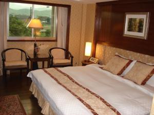 台北雅庄商务旅馆的一间卧室设有一张大床和一个窗户。