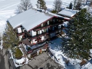 拉姆绍达赫斯坦西本霍夫酒店的雪中房屋的空中景观