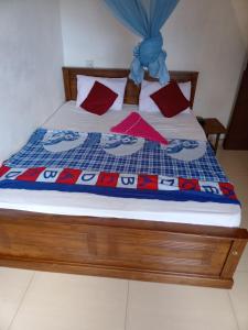 康提Dreamscape home stay的床上有蓝色和红色的毯子