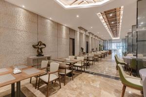 上海上海浦东东郊逸扉酒店的一间在房间内配有桌椅的餐厅