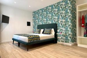 皮蒙泰Tenuta Miranda Agriresort的一间卧室配有一张带绿色和白色壁纸的床