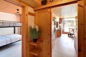 拉布雷斯Le Cocoøn - Appt vue montagne的木屋内的卧室配有一张床