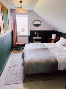 法尔肯贝里Skrea Backe Bo的一间卧室设有一张大床和一个窗户。