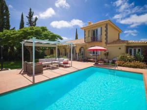 圣巴托洛梅Villa Linda的别墅前设有游泳池