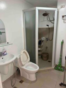 伊洛伊洛Stylish 2Bedroom Unit @Avida #26的带淋浴、卫生间和盥洗盆的浴室