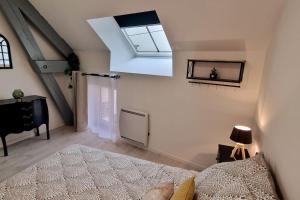 阿普瓦尼LE CHATEL BOURGEOIS的一间卧室设有一张大床和天窗