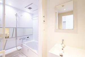 广岛bHOTEL Komachi - New Apt for 6ppl close to the PeacePark的白色的浴室设有水槽和浴缸。