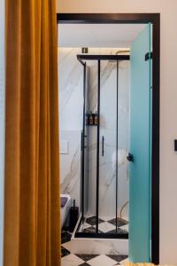 亚历山德鲁波利斯阿格洛斯酒店的浴室设有黄色窗帘和淋浴