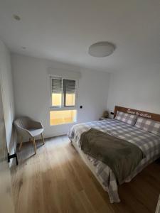 阿尔法法尔Como en casa!的卧室配有床、椅子和窗户。