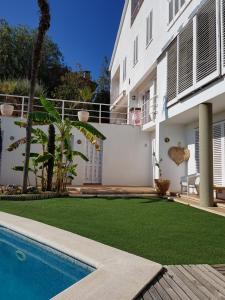 皮内达德马尔Tropic Maresme的一个带游泳池和房子的庭院