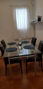 皮内达德马尔Tropic Maresme的餐桌、四把椅子和茶壶