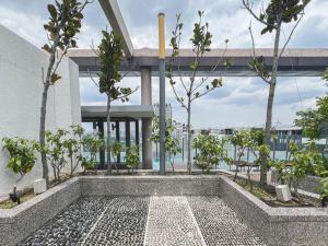 史里肯邦安Serdang,,2-6pax,,Near APU & Pavilion Bukit Jalil,,Studio的一座树木繁茂的室外游泳池以及一座建筑