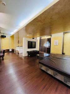 台北沃客汽车旅馆的大型客厅配有床和电视