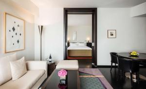 柏林柏林君悦酒店的客厅配有沙发、桌子和床。