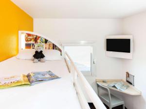 MarinhotelF1 Thonon Les Bains Est的一间卧室配有一张双层床,上面有泰迪熊