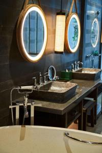 沙努尔Andaz Bali - a Concept by Hyatt的浴室设有2个水槽和3面镜子