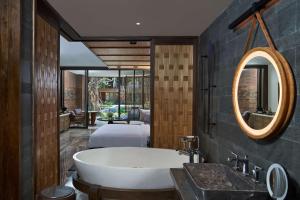 沙努尔Andaz Bali - a Concept by Hyatt的带浴缸的浴室和卧室