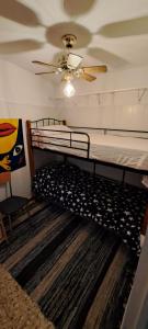 RomeralEl Silo de Manolo的一间卧室配有一张床和吊扇