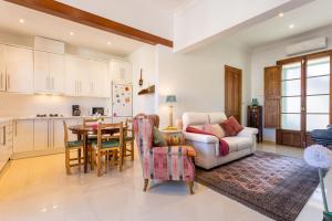 马略卡岛帕尔马Casa Vileta的客厅配有沙发和桌子