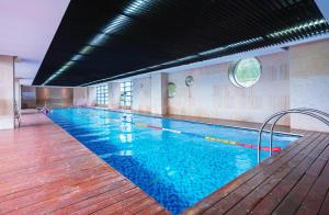 上海上海浦东东郊逸扉酒店的大楼内一个蓝色的大型游泳池