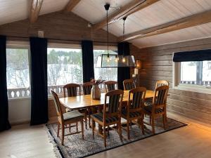 SykkylvenLarge and cosy mountain cabin的一间带木桌和椅子的用餐室